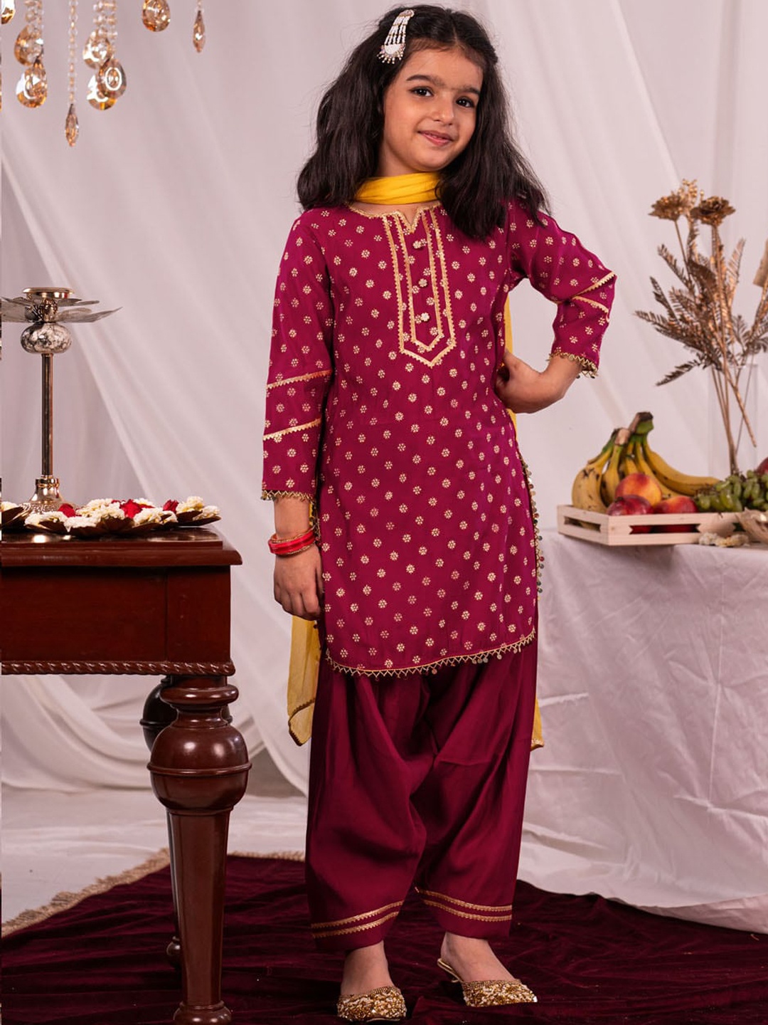 

VASTRAMAY Girls Floral Foil Printed Gotta Patti Kurta with Patiala & With Dupatta, Magenta