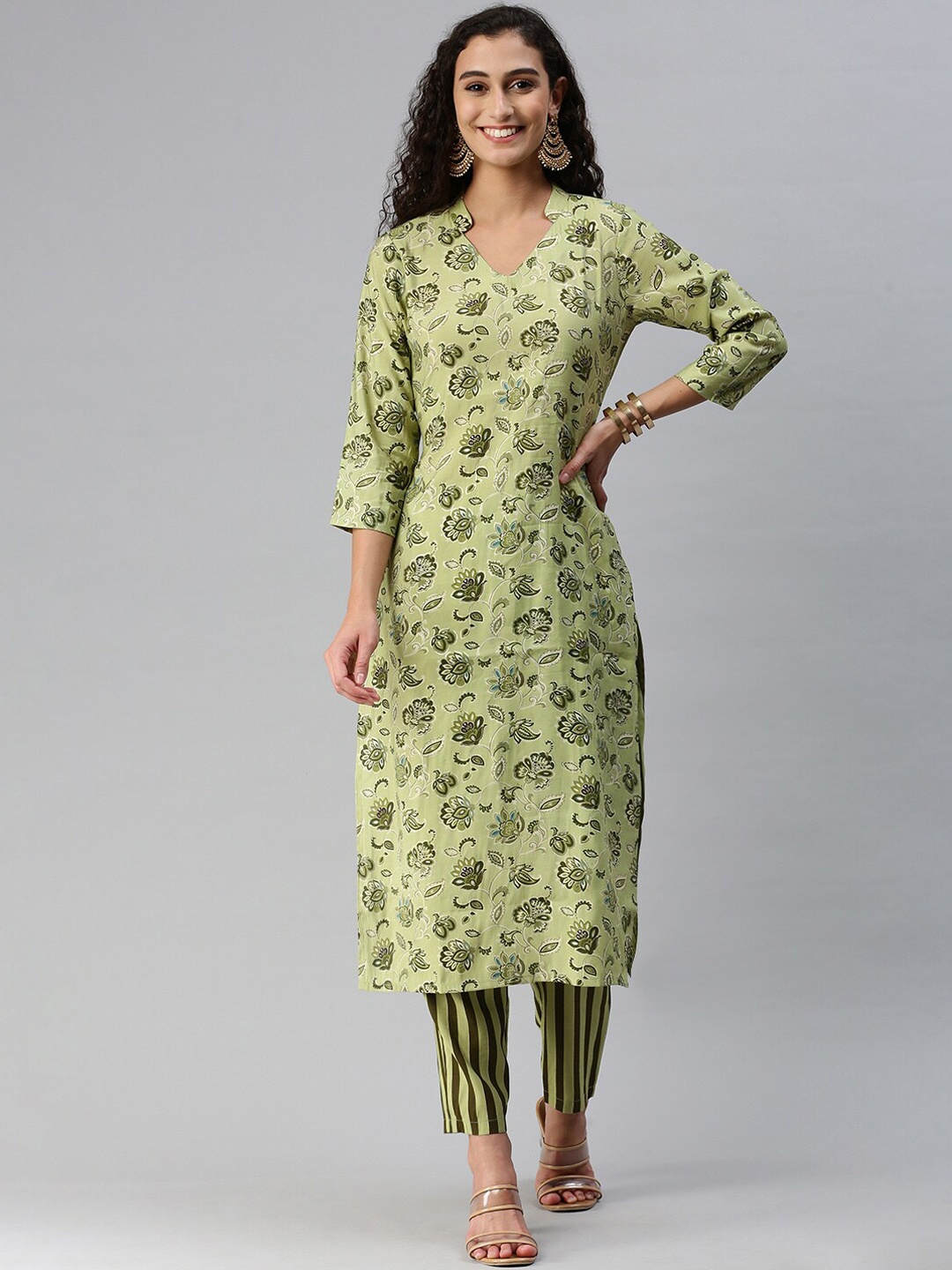 

Shaily Green Floral Printed Regular Straight Kurta with Trousers