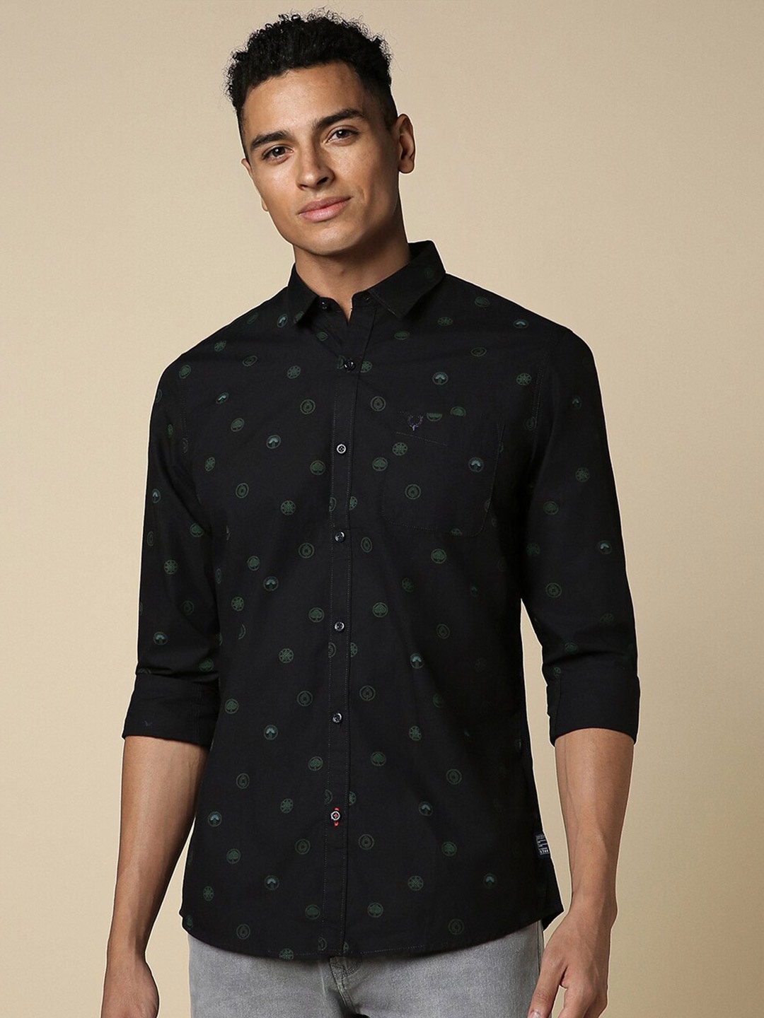 

Allen Solly Custom Conversational Printed Spread Collar Pure Cotton Casual Shirt, Black