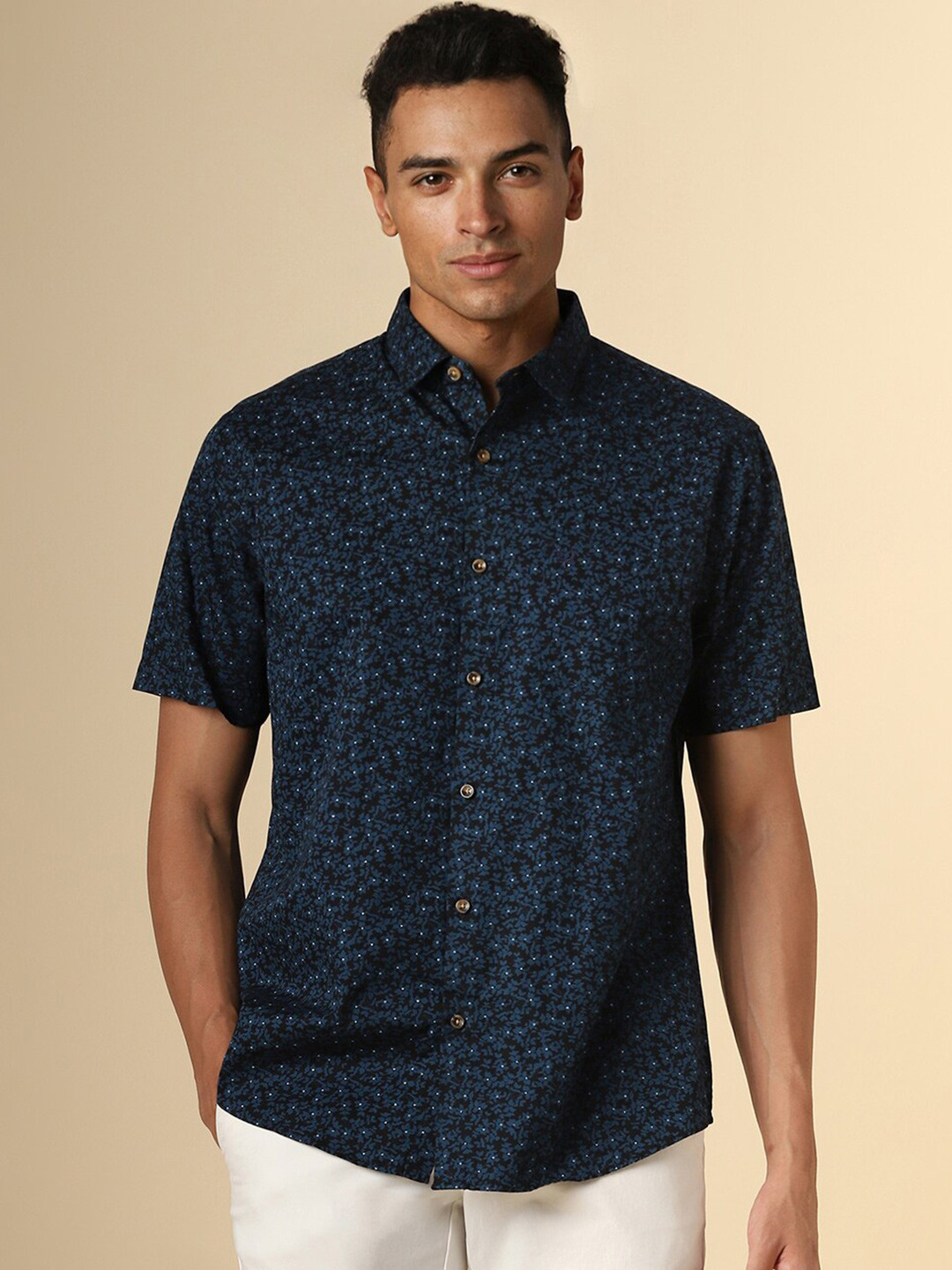 

Allen Solly Slim Fit Floral Printed Spread Collar Pure Cotton Casual Shirt, Black