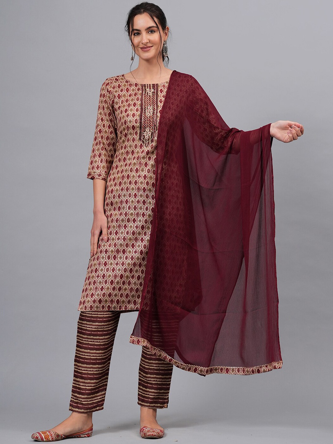 

HIGHLIGHT FASHION EXPORT Ethnic Motifs Printed Straight Gotta Patti Kurta Set, Maroon
