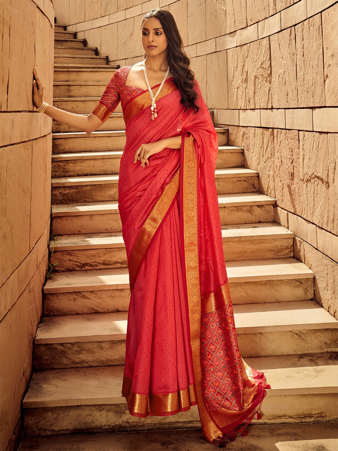 

elora Bandhani Printed Patola Zari Saree, Red