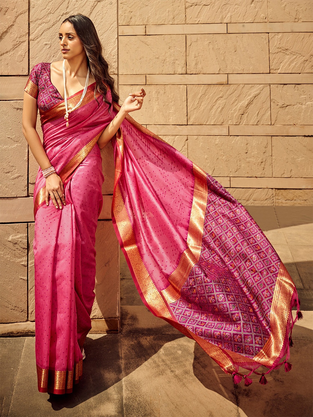 

elora Geometric Printed Patola Zari Saree, Pink