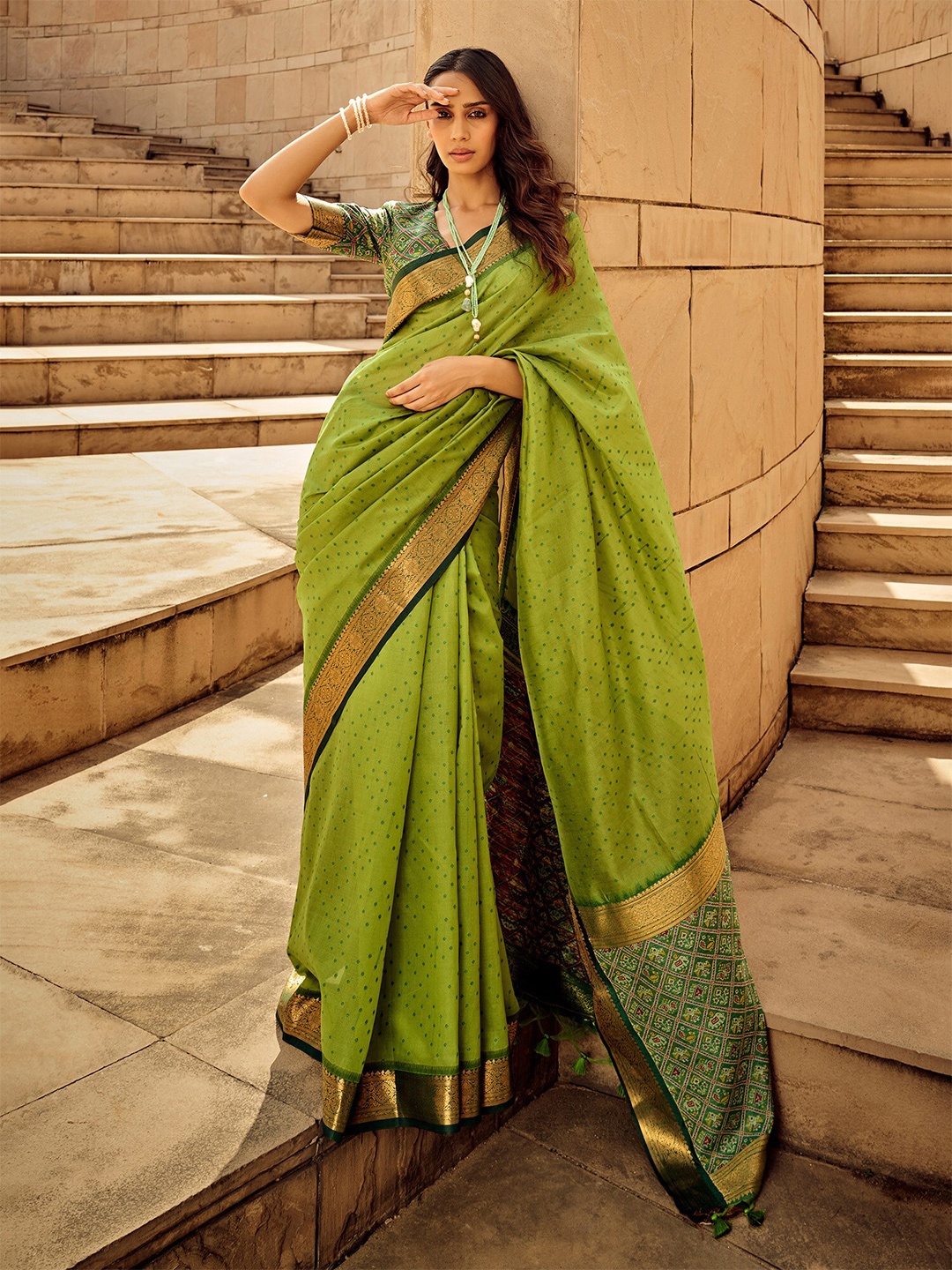 

elora Bandhani Printed Patola Zari Saree, Green
