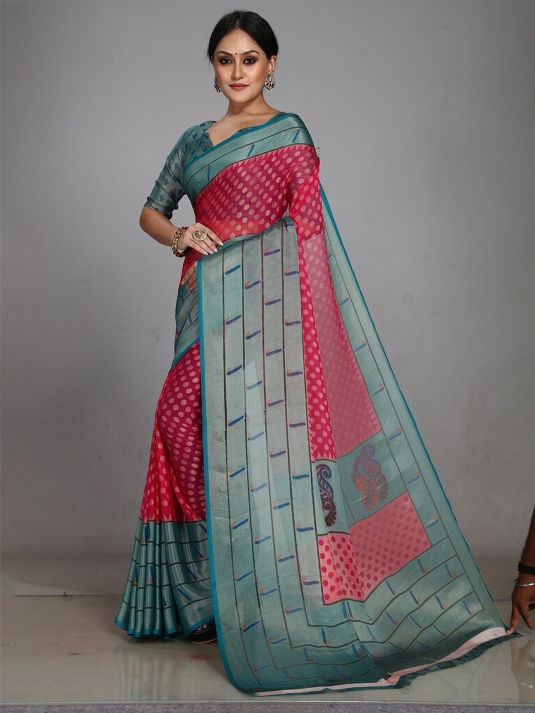 

SANJANA SILK Ethnic Motifs Brasso Saree, Pink