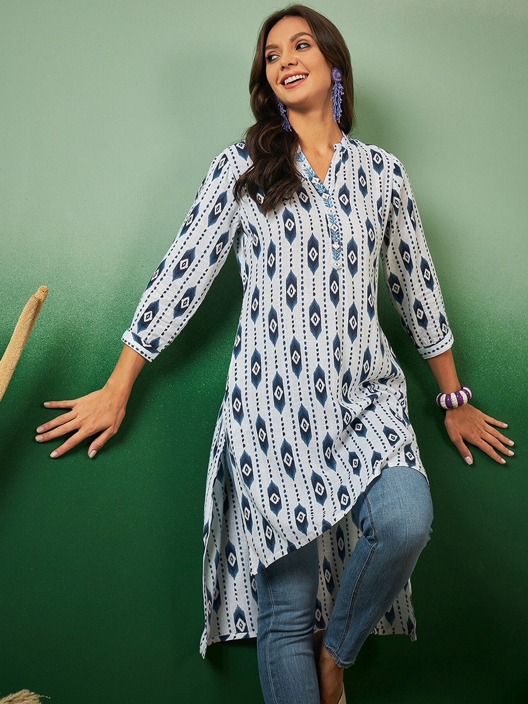 

Sangria Geometric Printed Mandarin Collar High Low Kurta, White