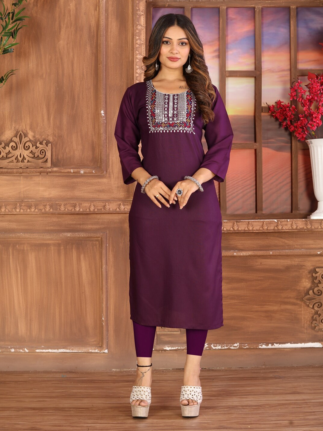 

HETVI CREATION Yoke Embroidered Straight Kurta, Purple