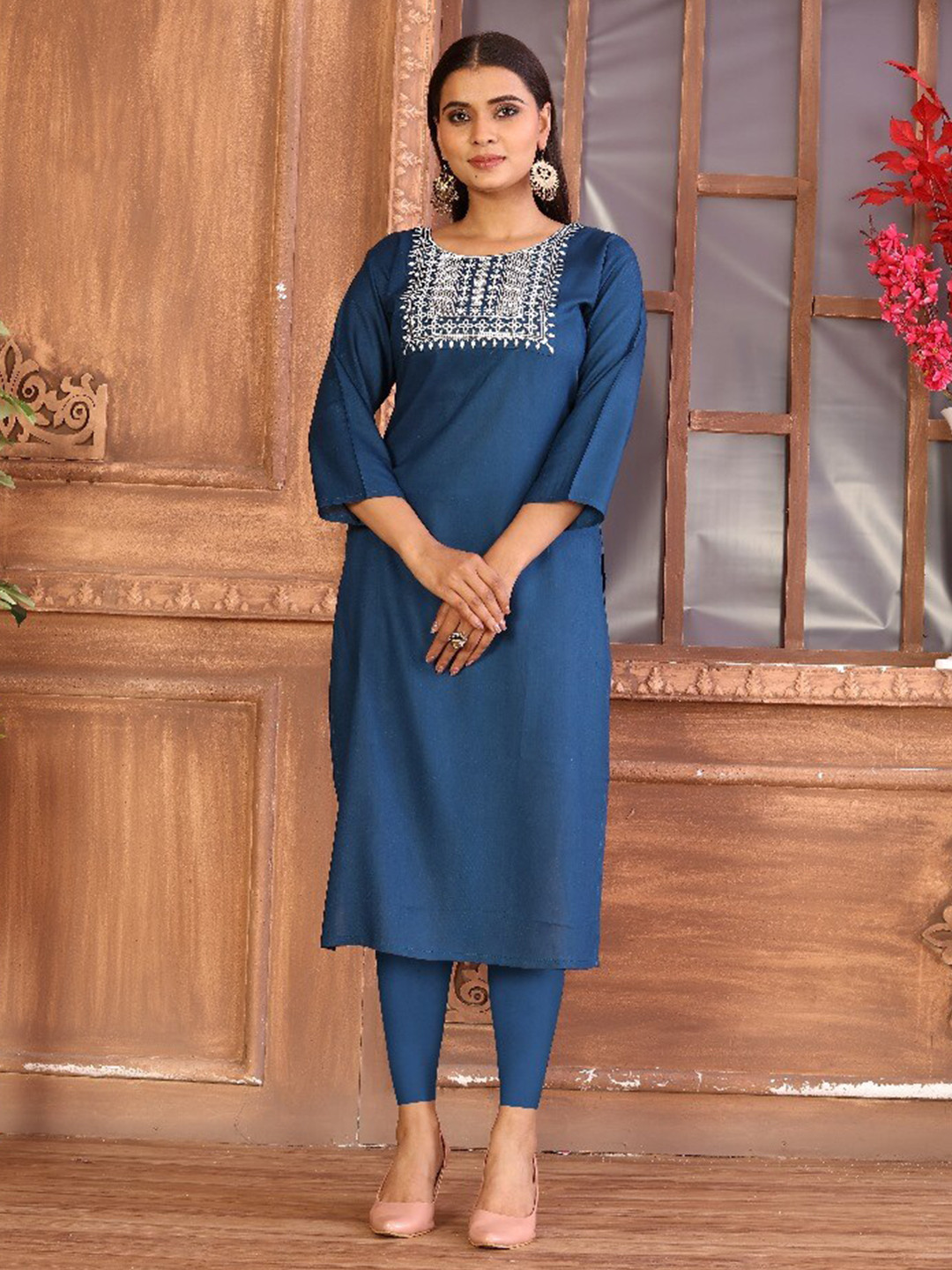 

HETVI CREATION Yoke Design Embroidered Thread Work Straight Kurta, Blue