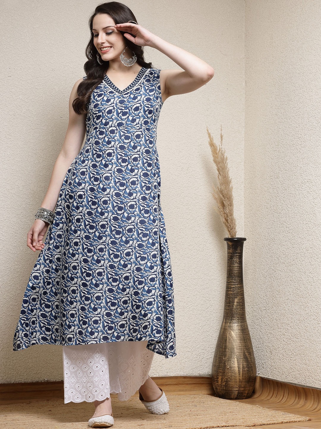 

Stylum Blue Geometric Printed Indigo Kurta