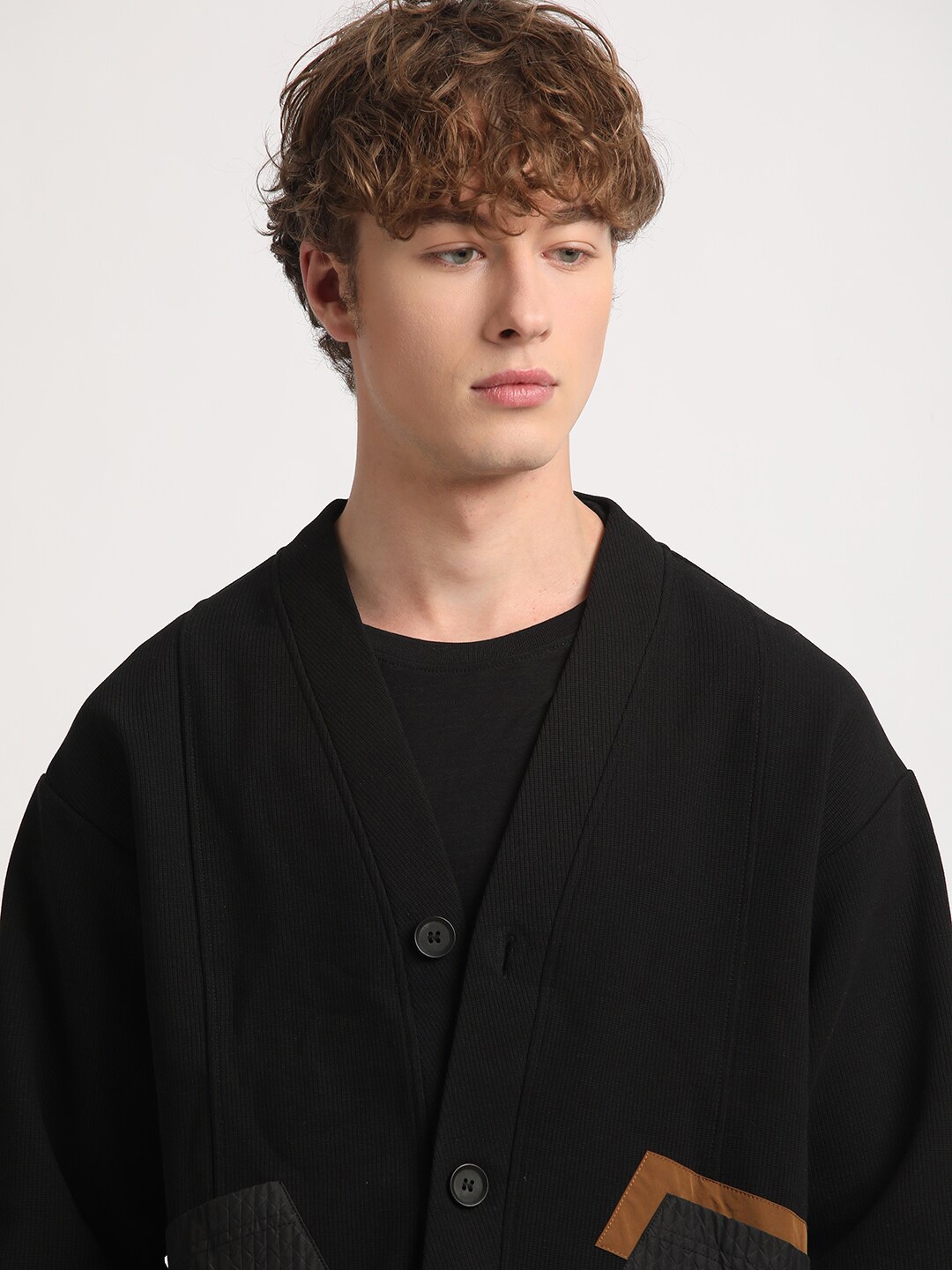 

THE BEAR HOUSE V-Neck Sweatshirt, Black