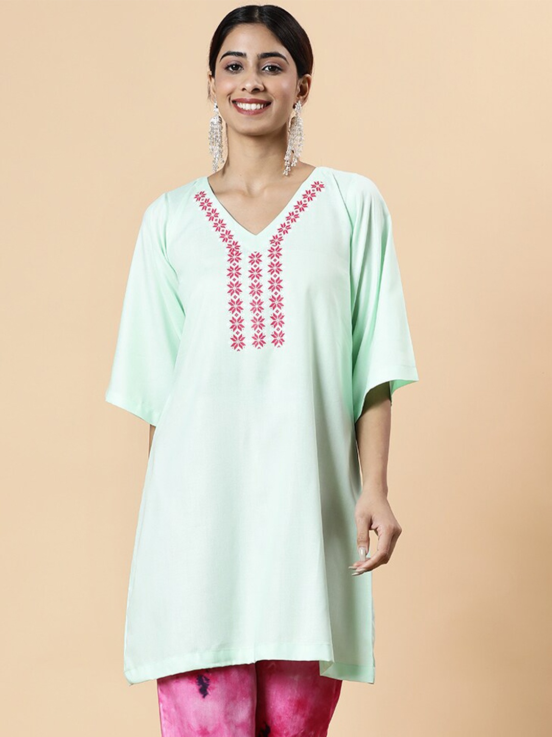 

LetsDressUp Ethnic Motifs Printed V-Neck Straight Kurti, Green