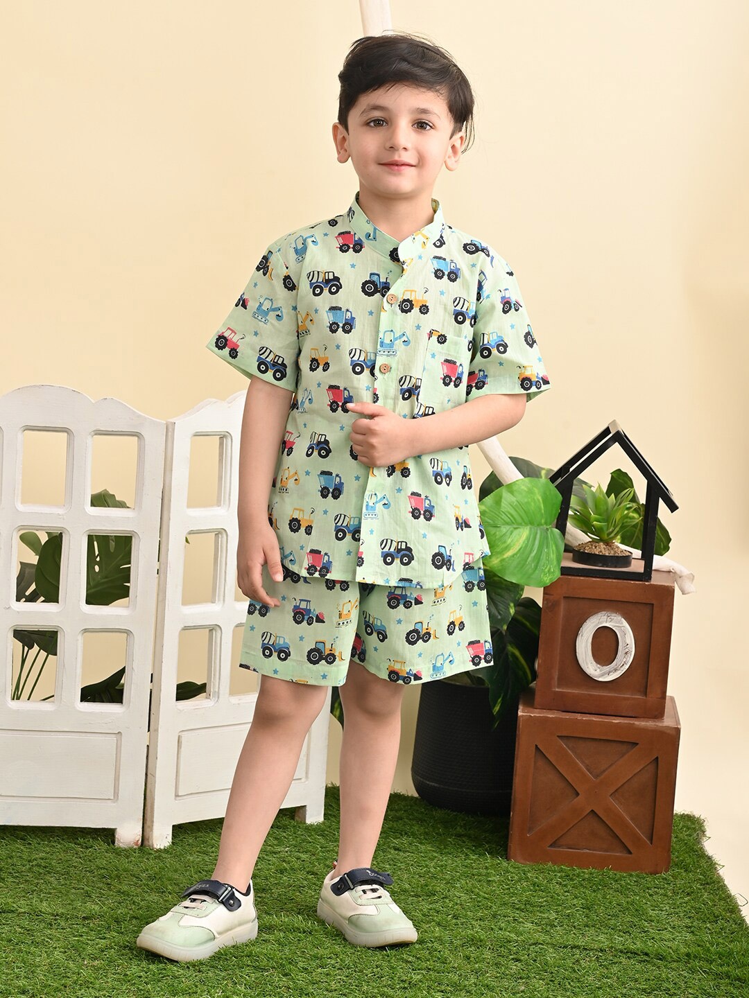 

Superminis Boys Conversational Printed Shirt With Shorts, Green