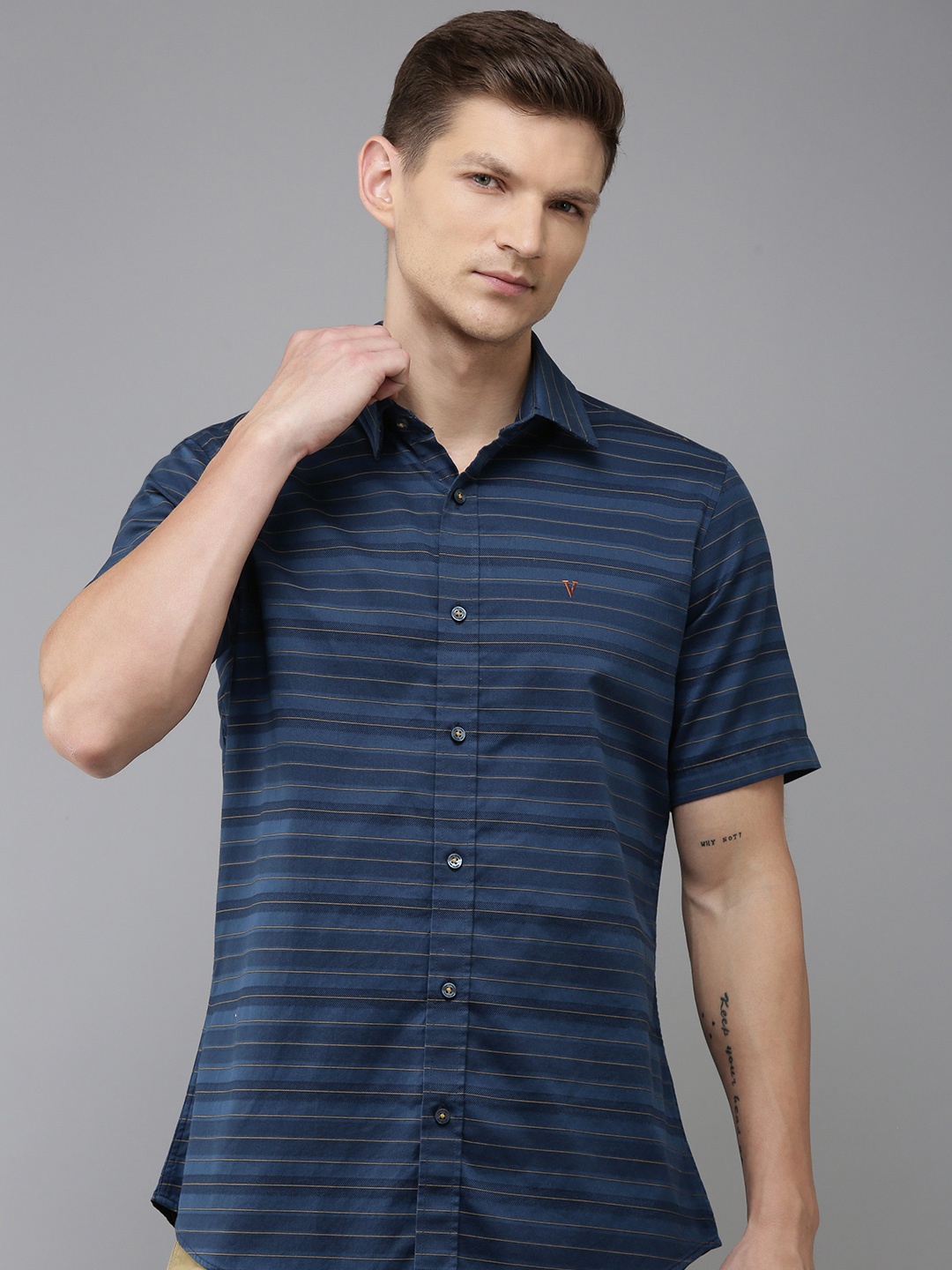 

Van Heusen Sport Men Slim Fit Striped Pure Cotton Casual Shirt, Blue