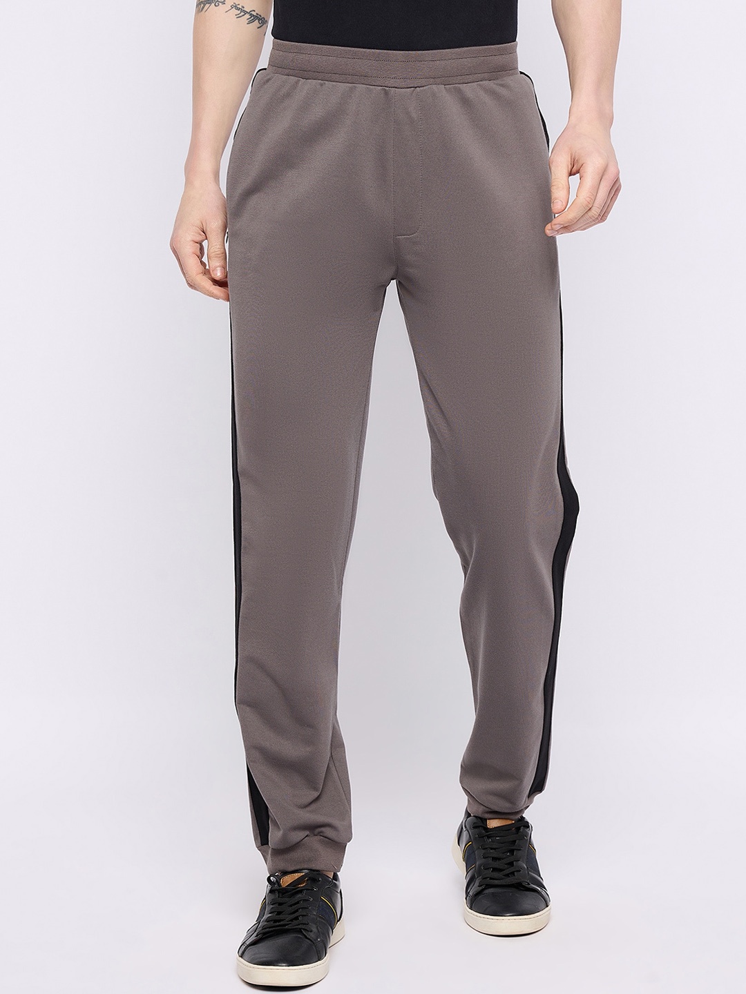 

Okane Men Mid Rise Joggers, Grey