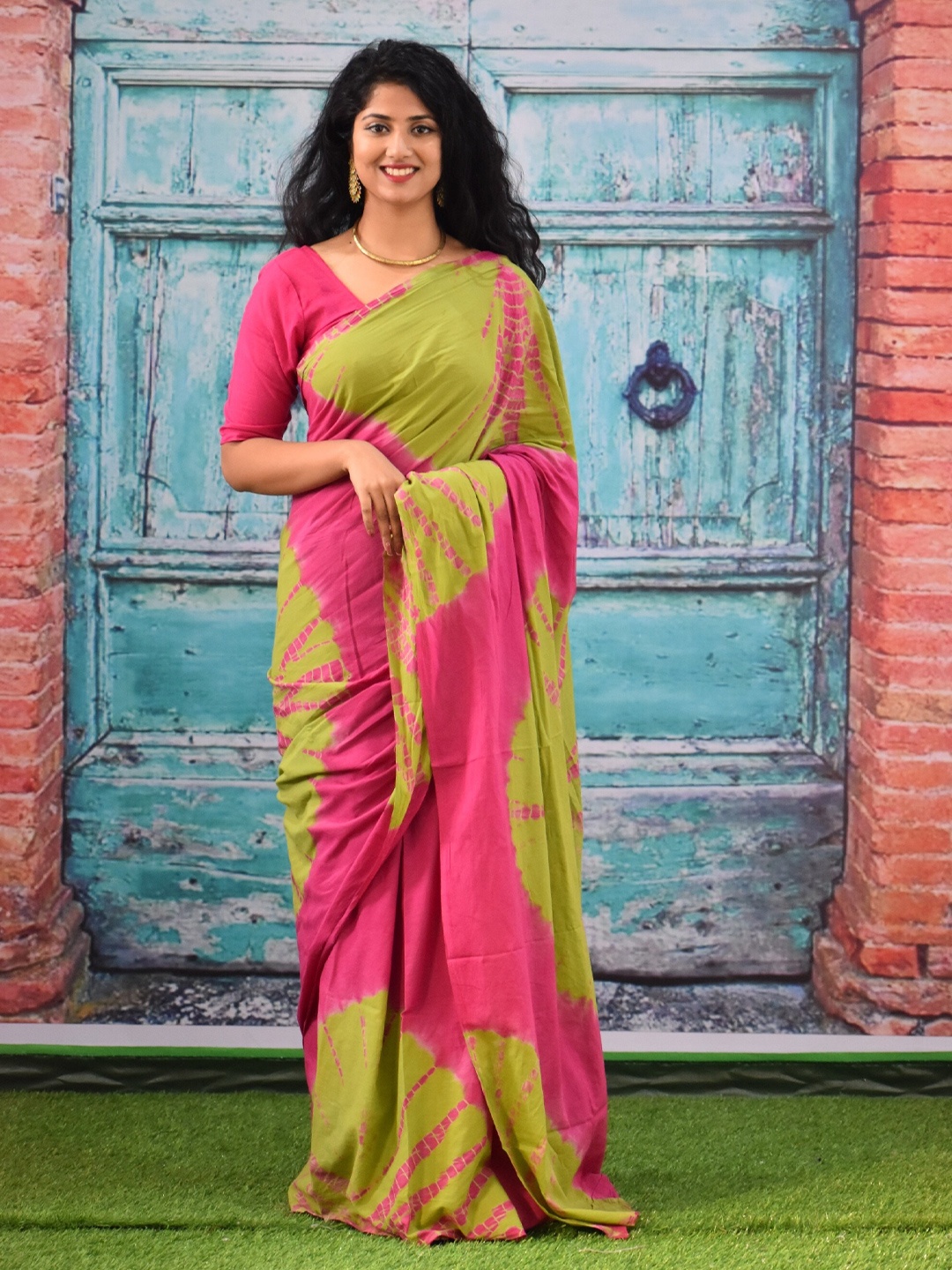 

KIAARON Tie and Dye Pure Cotton Block Print Saree, Green