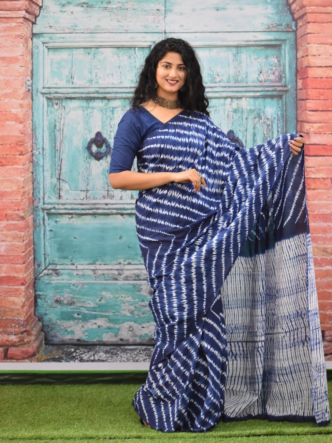 

KIAARON Striped Pure Cotton Block Print Saree, Blue