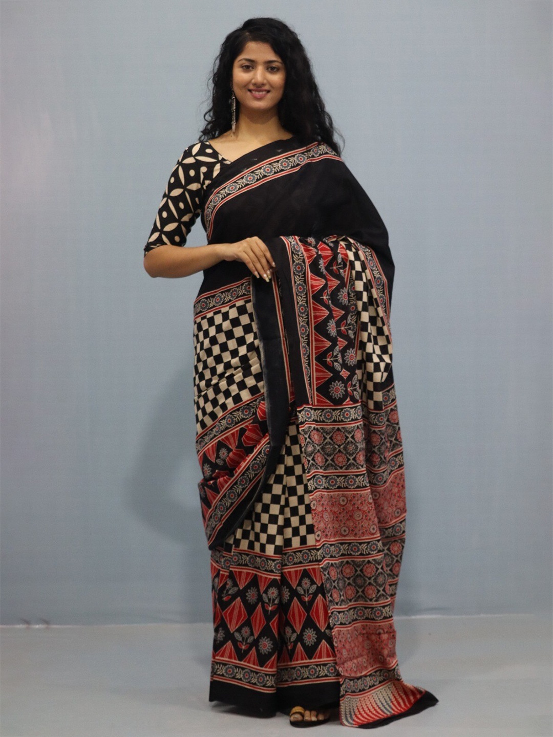 

KIAARON Ajrak Block Pure Cotton Block Print Saree, Black