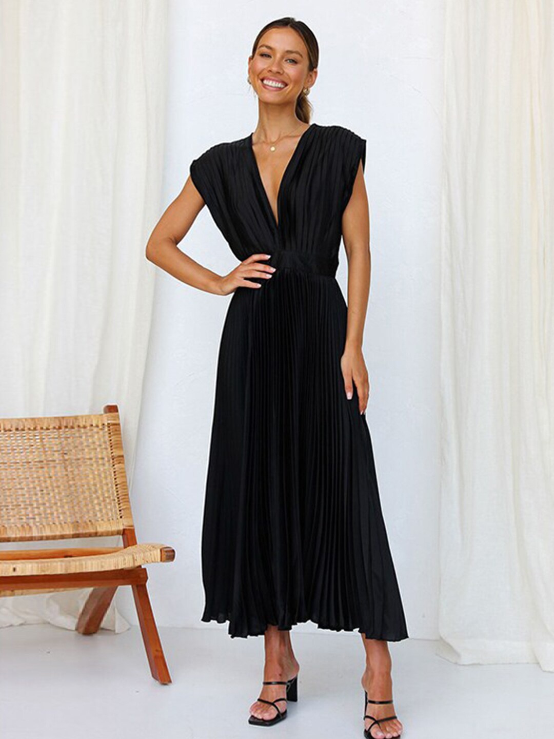 

StyleCast x Revolte Black V-Neck Maxi Dress