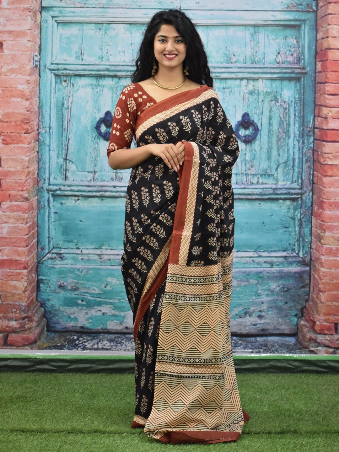 

KIAARON Ajrak Block Printed Jaipuri Mulmul Pure Cotton Saree, Black