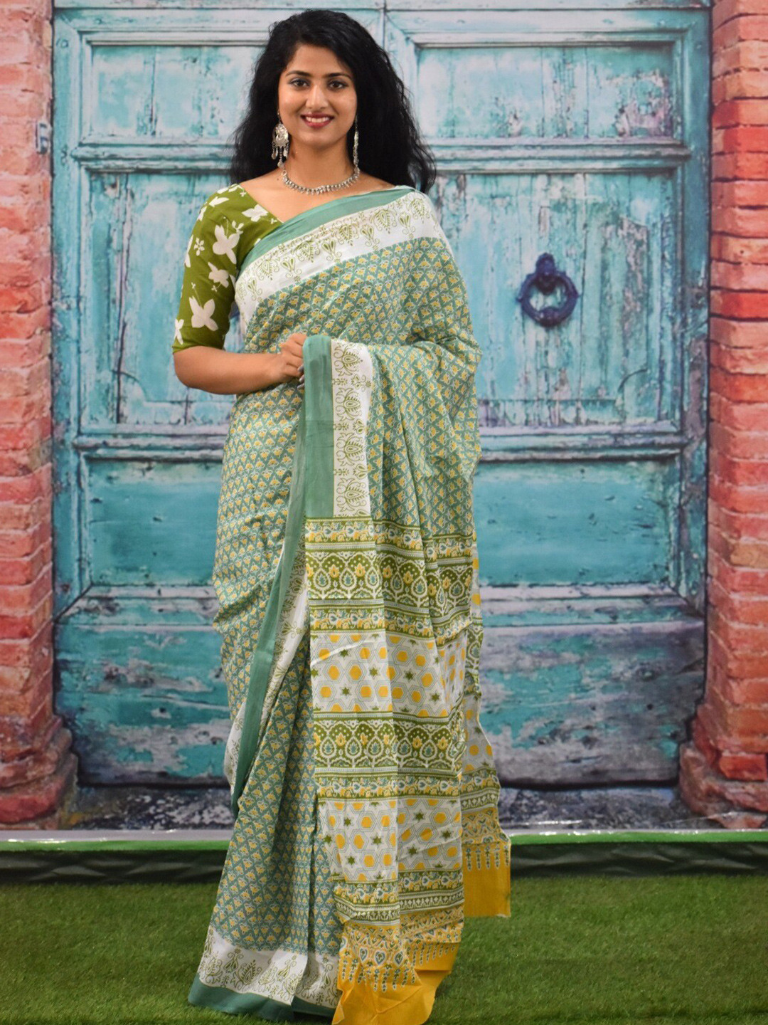 

KIAARON Floral Pure Cotton Block Print Saree, Green