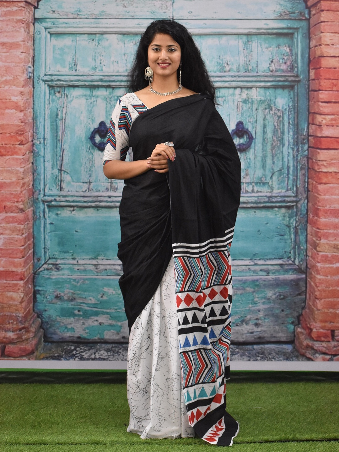 

KIAARON Geometric Printed Pure Cotton Half and Half Block Saree, Black