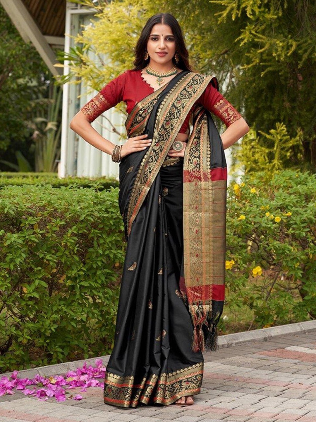 

SGF11 Ethnic Motifs Woven Design Zari Silk Blend Banarasi Saree, Black