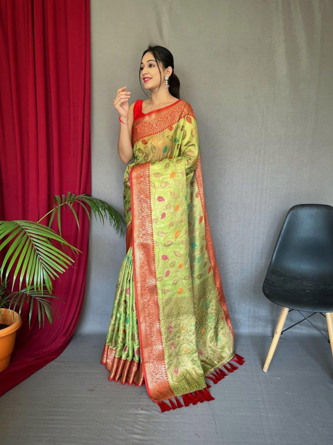 

SGF11 Ethnic Motifs Woven Design Zari Organza Kanjeevaram Silk Saree, Green