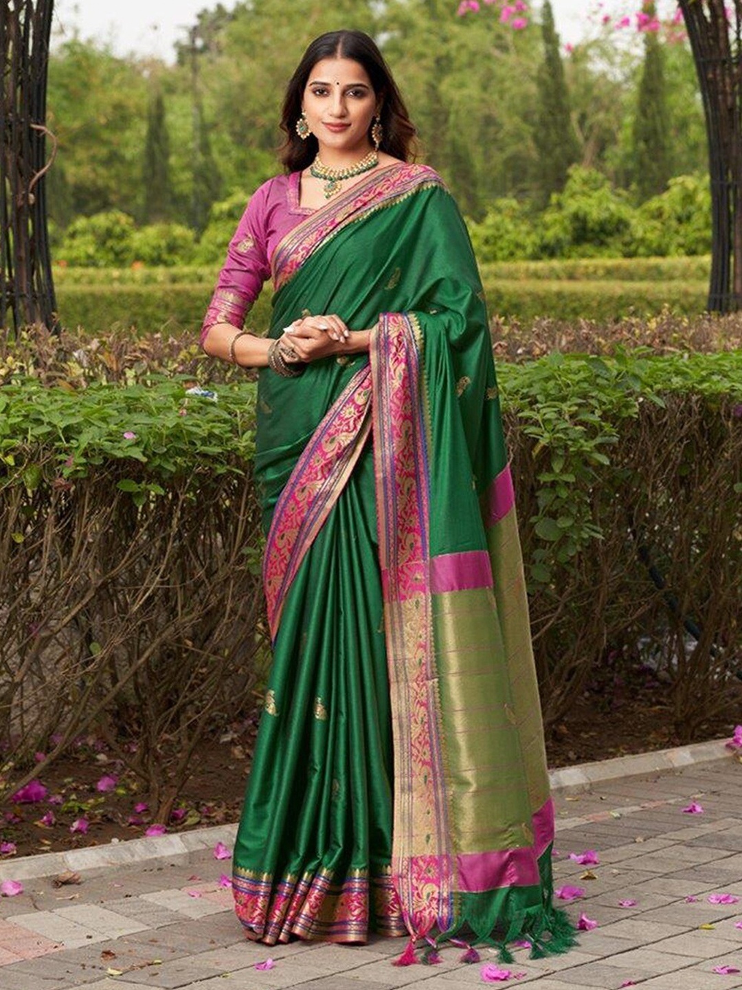 

SGF11 Ethnic Motifs Woven Design Zari Banarasi Saree, Green