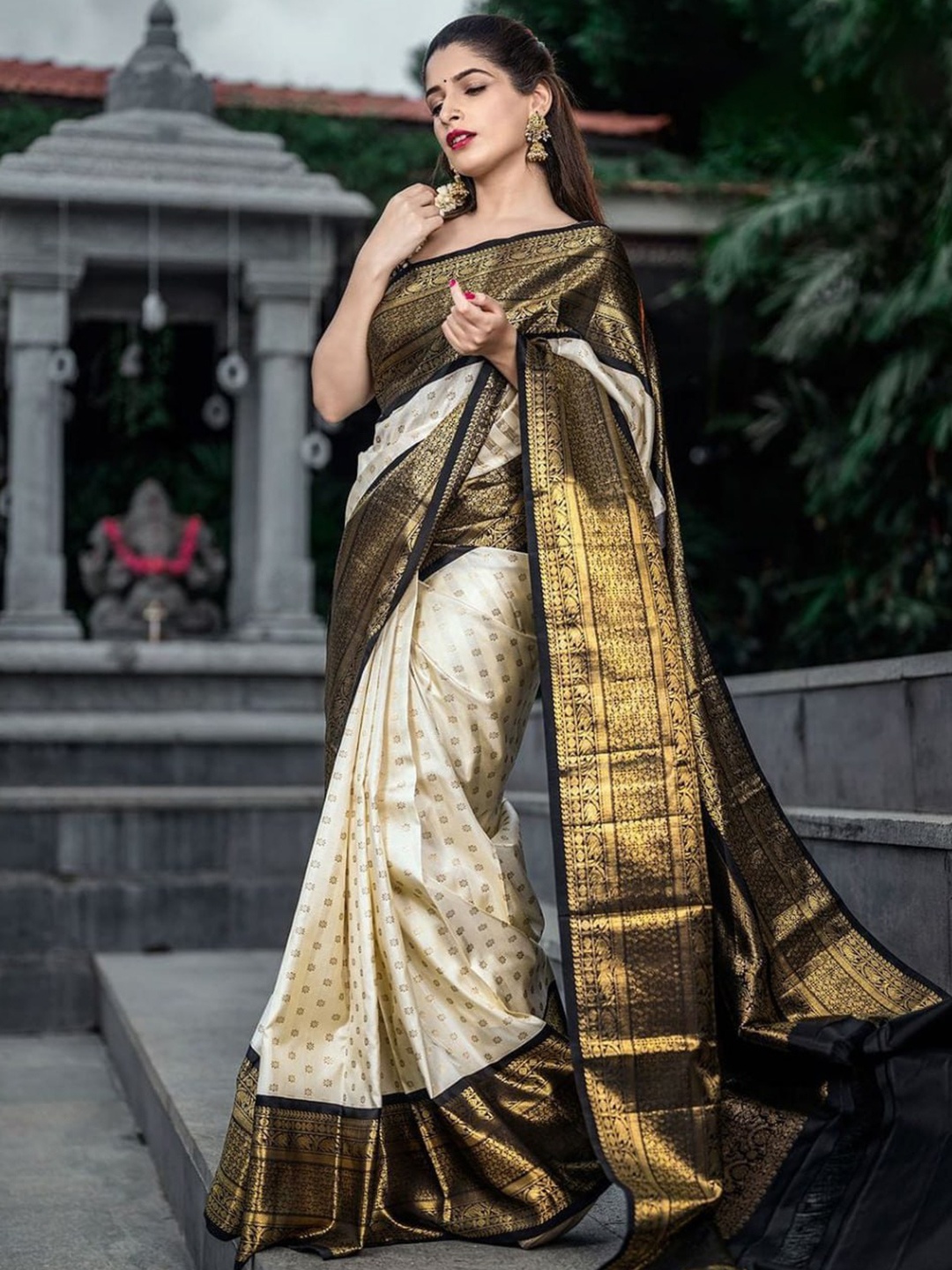 

DIVASTRI Woven Design Zari Pure Silk Kanjeevaram Saree, White