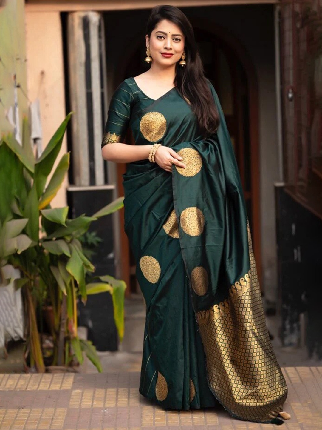

DIVASTRI Geometric Woven Design Zari Pure Silk Kanjeevaram Saree, Green