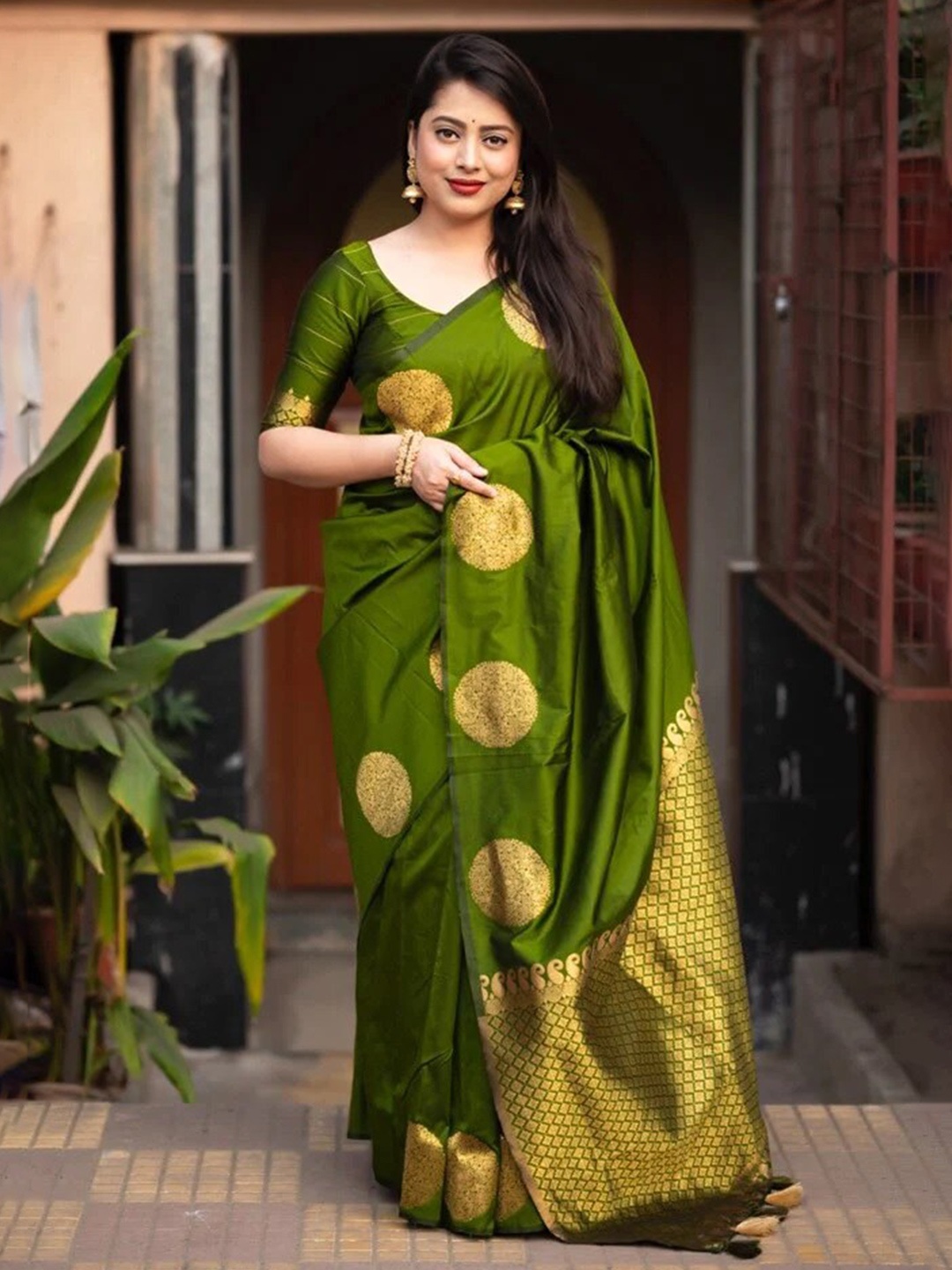 

DIVASTRI Ethnic Motifs Woven Design Zari Pure Silk Kanjeevaram Saree, Green