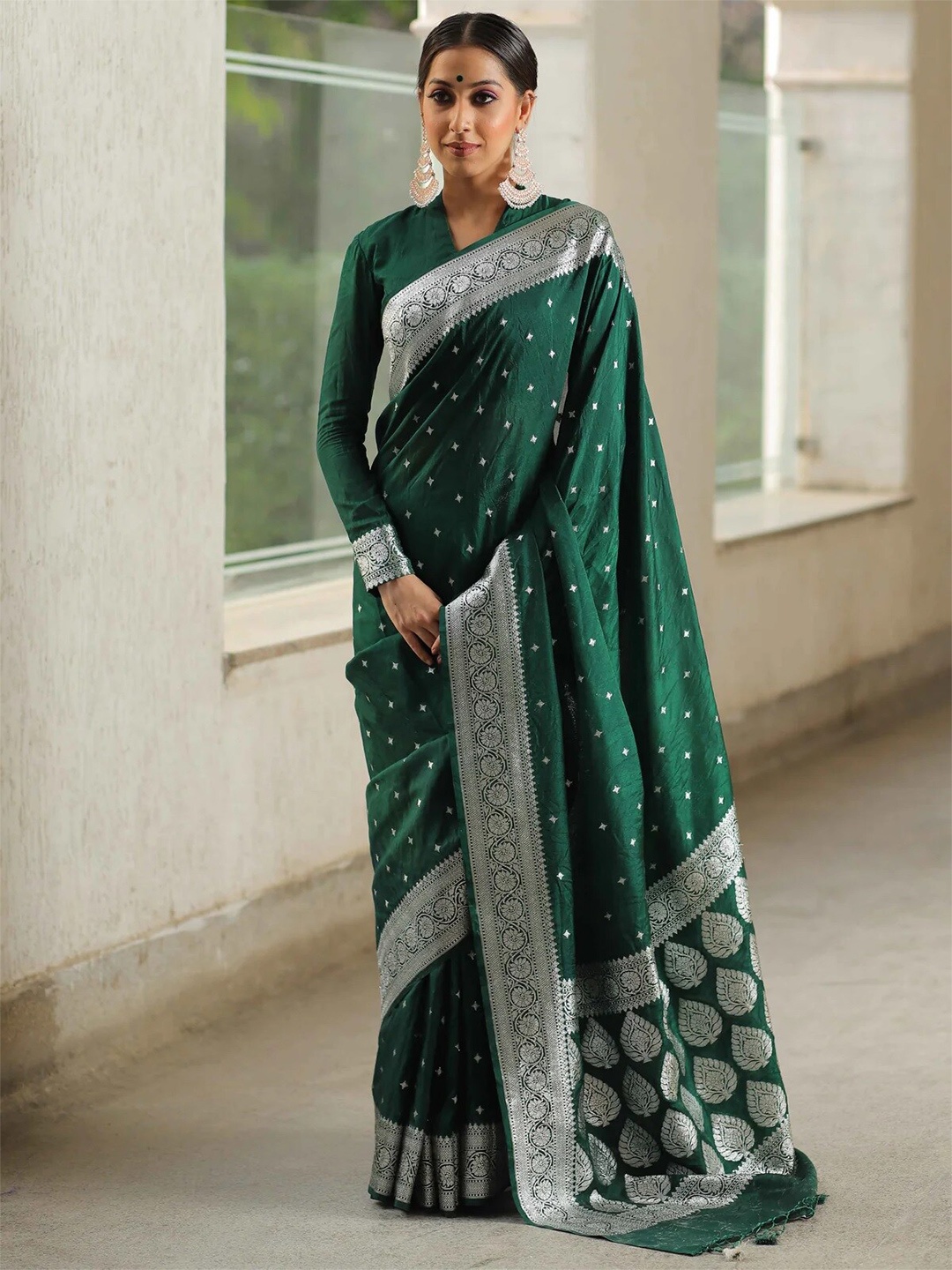 

DIVASTRI Ethnic Motifs Woven Design Zari Pure Silk Kanjeevaram Saree, Green