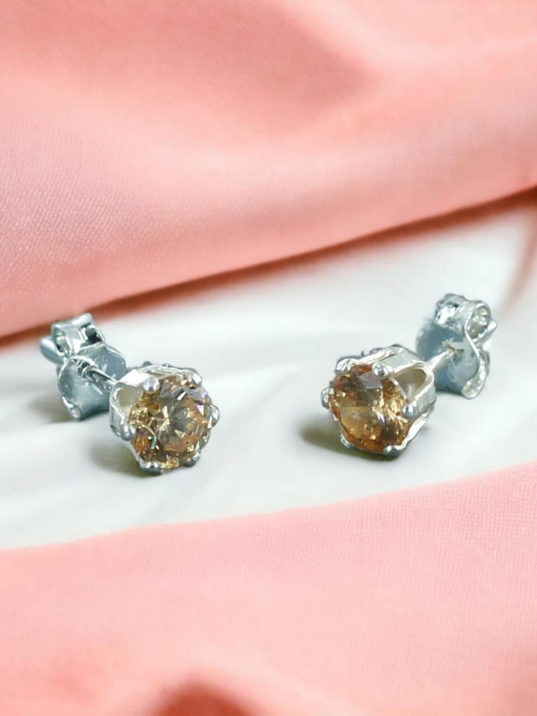 

Taraash 925 Sterling Silver Diamond Shaped Studs