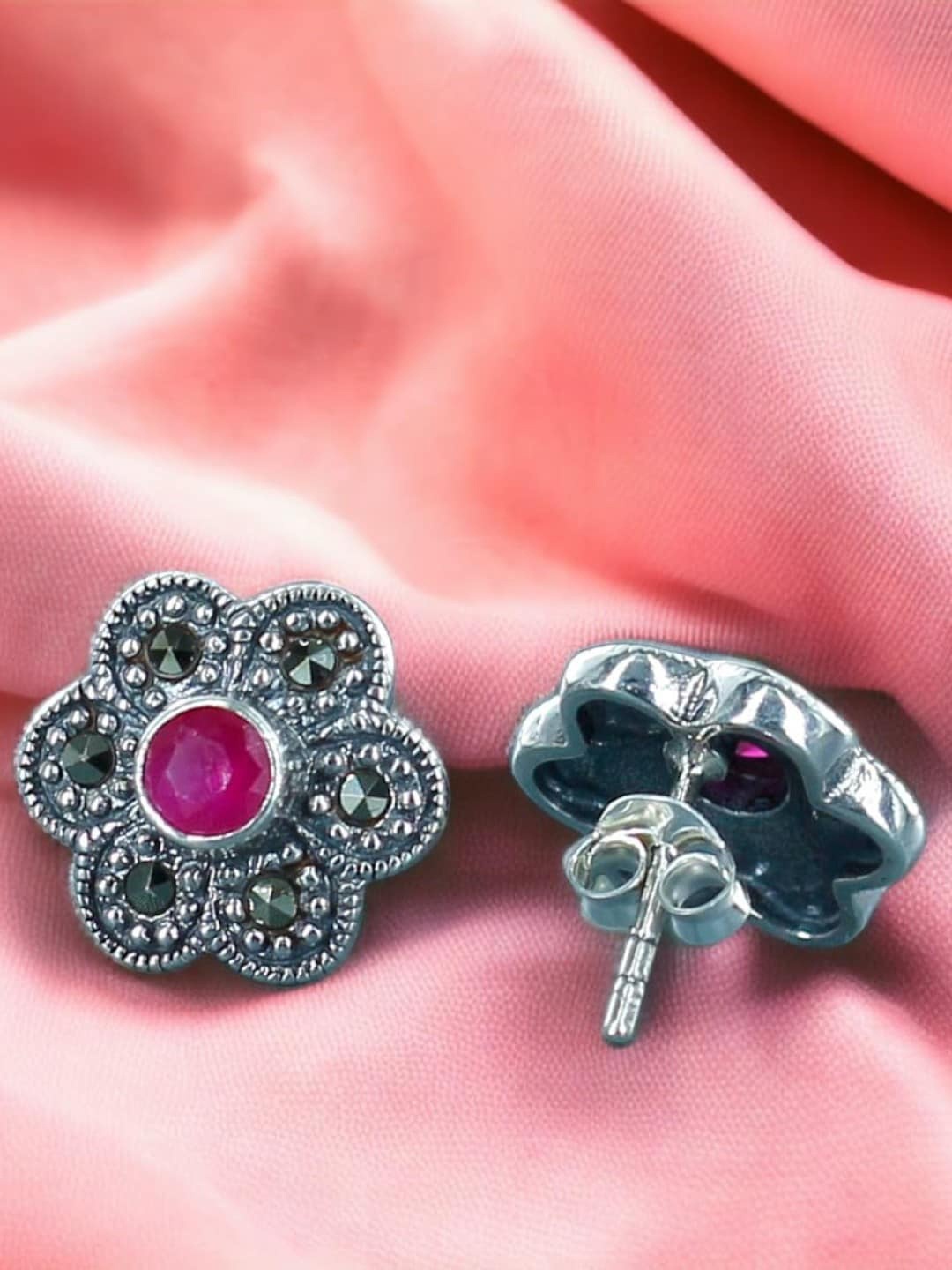 

Taraash 925 Sterling Silver Floral Studs