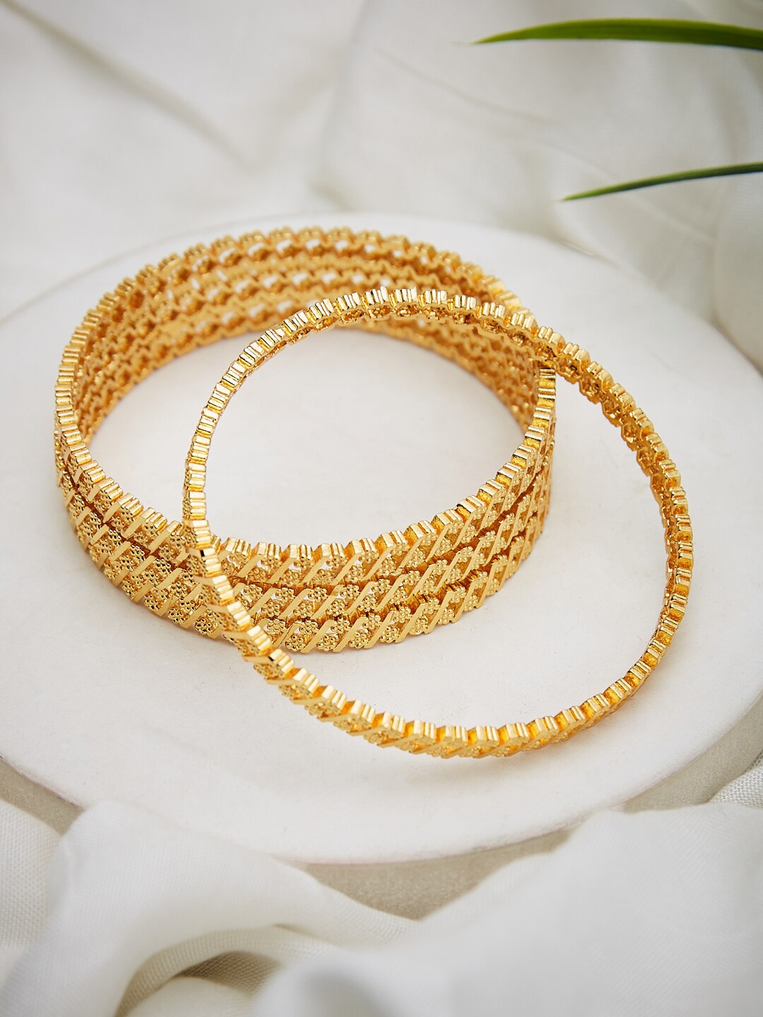 

ATIBELLE Set Of 4 Gold-Plated Floral Shaped Bangles