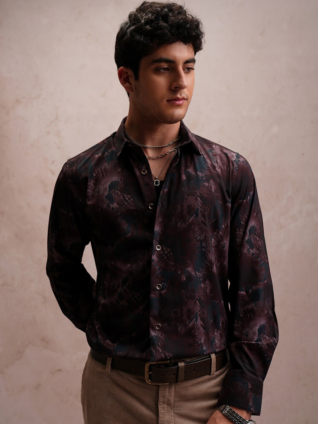 

LOCOMOTIVE Slim Fit Cutaway Collar Regular Shirt, Brown
