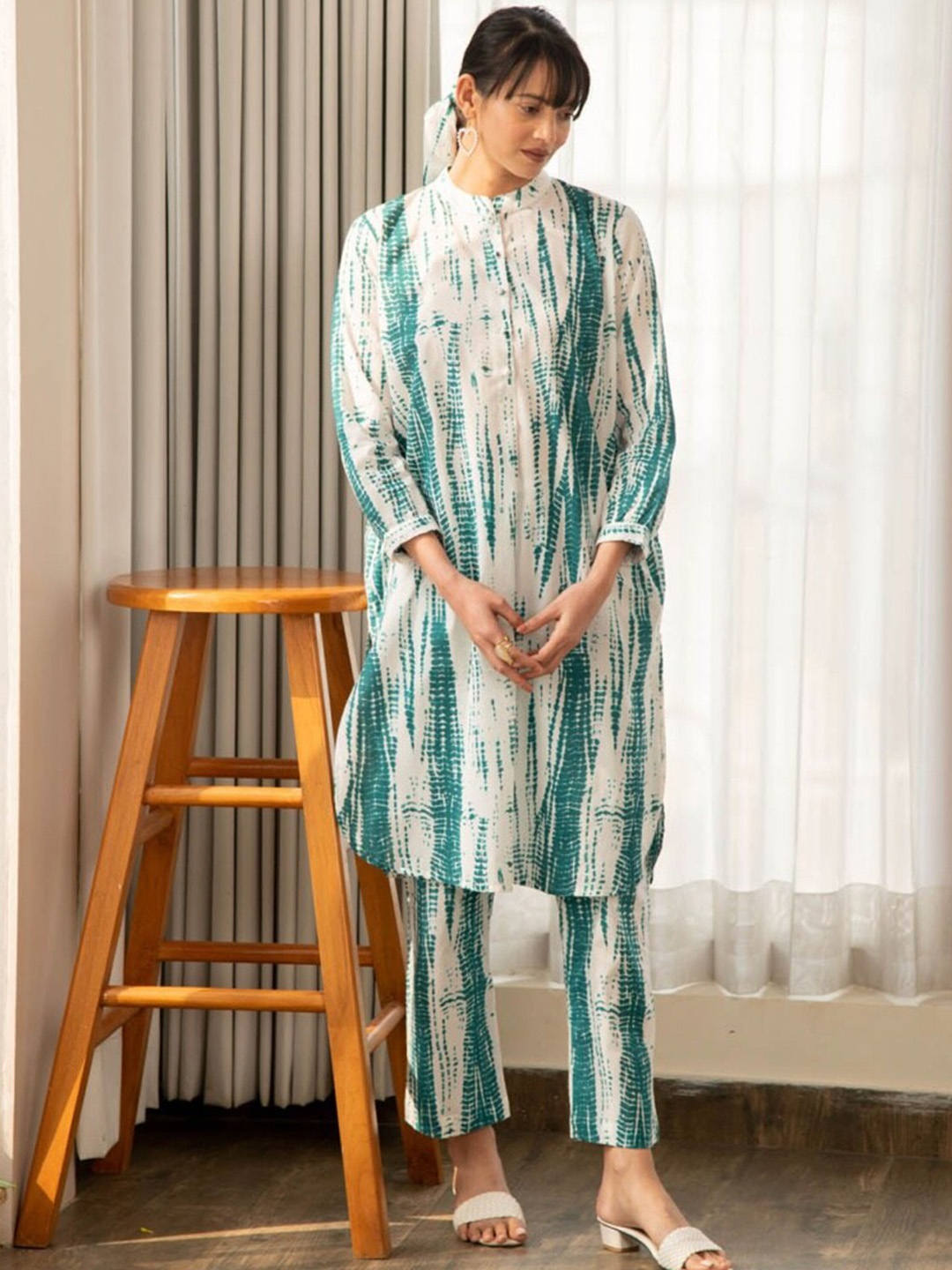 

Lookmark Shibori Dyed Mandarin Collar Straight Kurta with Trousers, Green