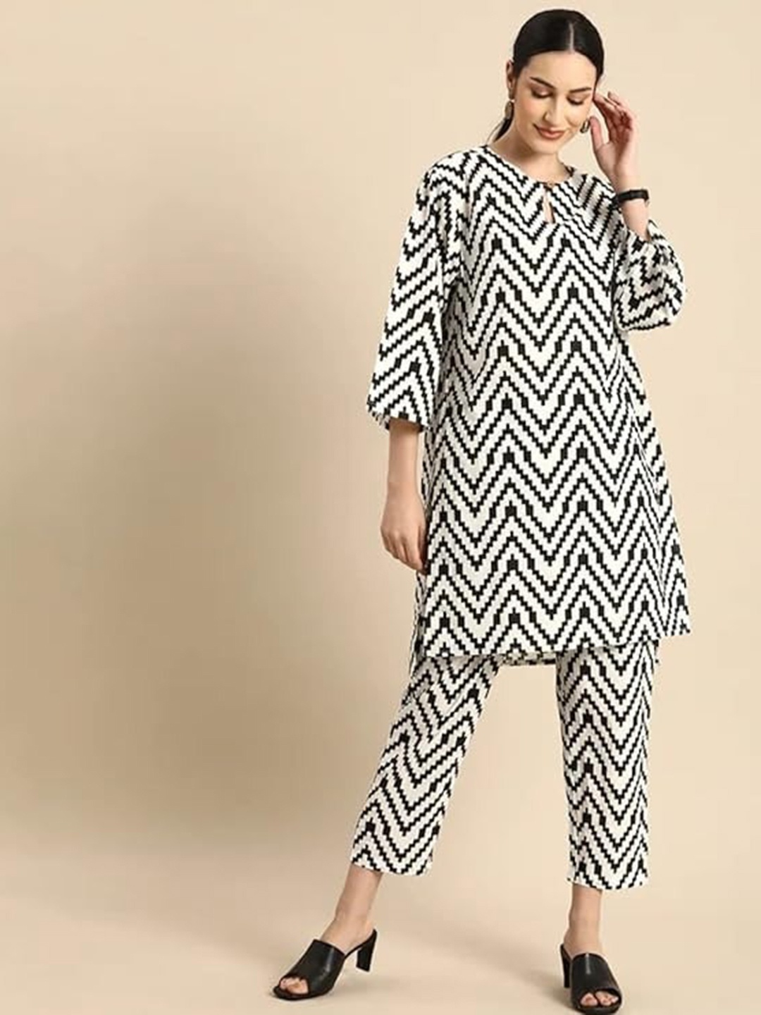 

Lookmark Geometric Printed Regular Kurta With Trousers, Black