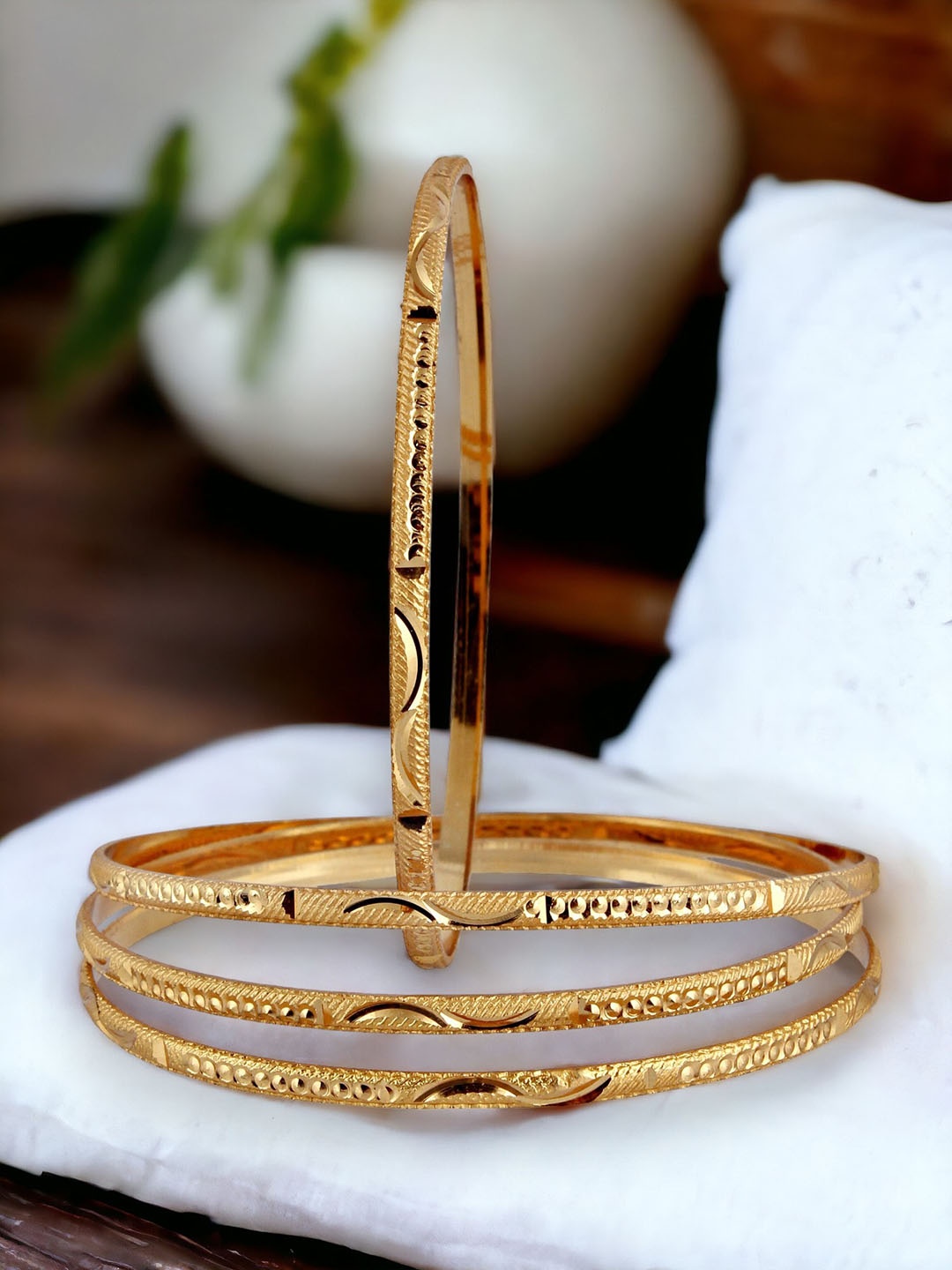 LUCKY JEWELLERY Set Of 4 Gold Plated Bangles