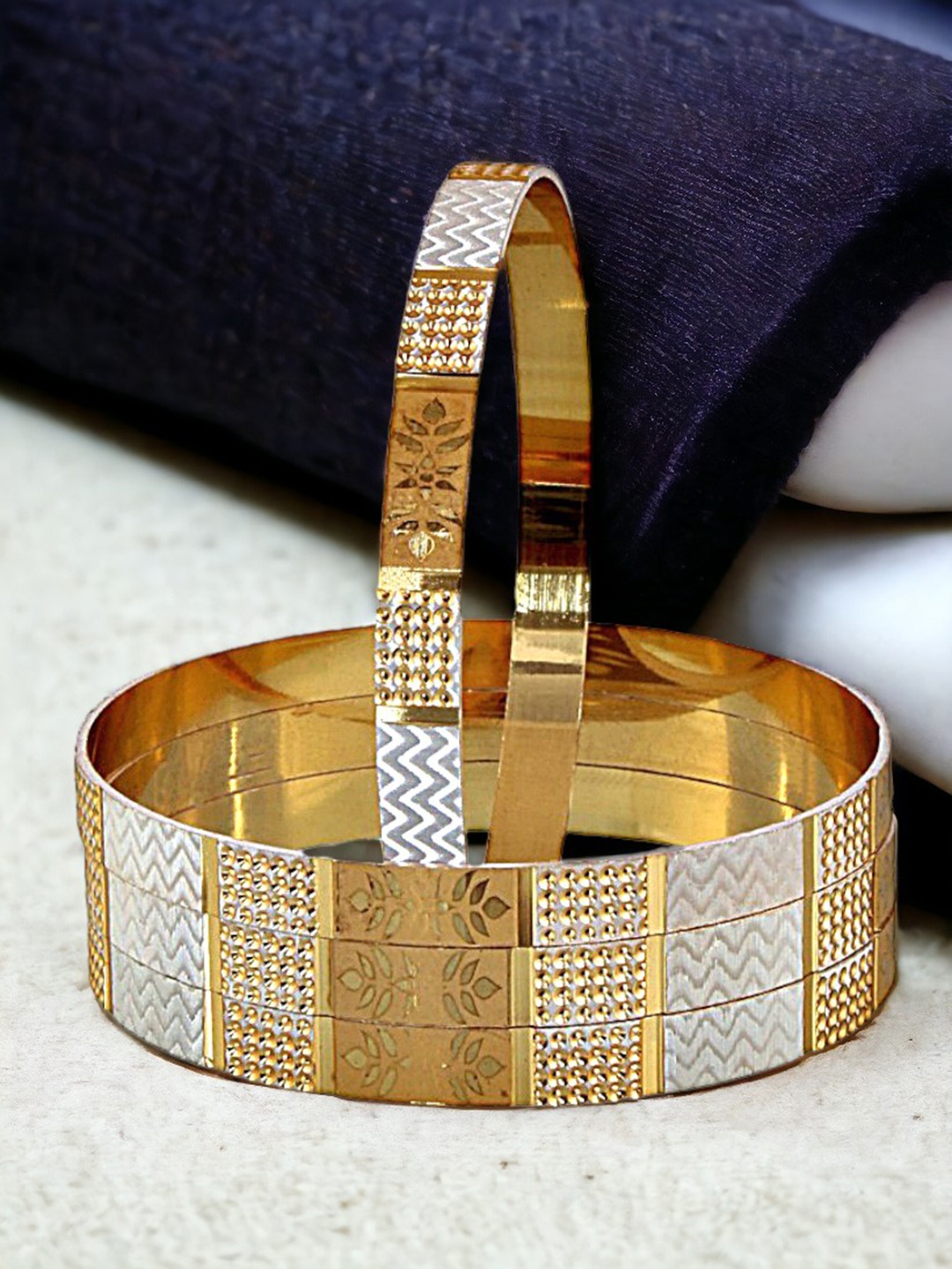 

LUCKY JEWELLERY Set Of 4 Gold-Plated Bangles