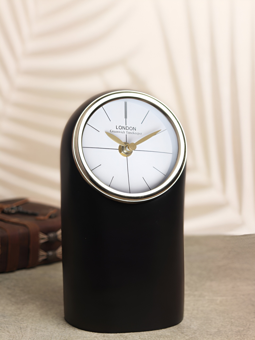 

Decor de Maison Black Metal Oval Vintage Table Clock