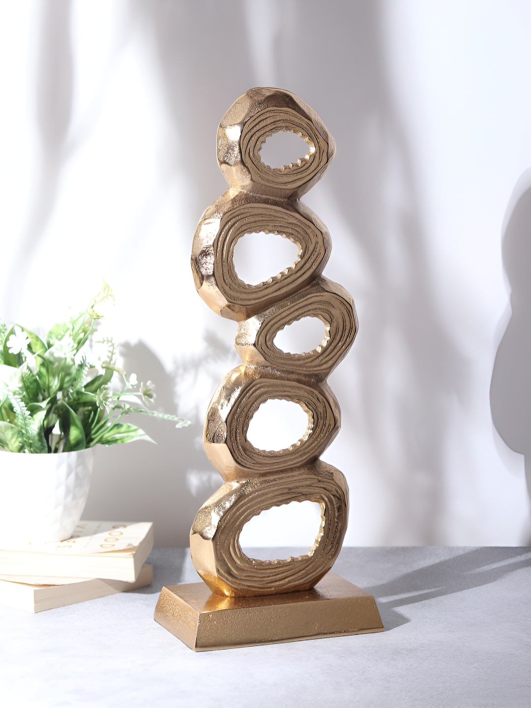 

Decor de Maison Gold-Toned Overture Display Metal Showpiece