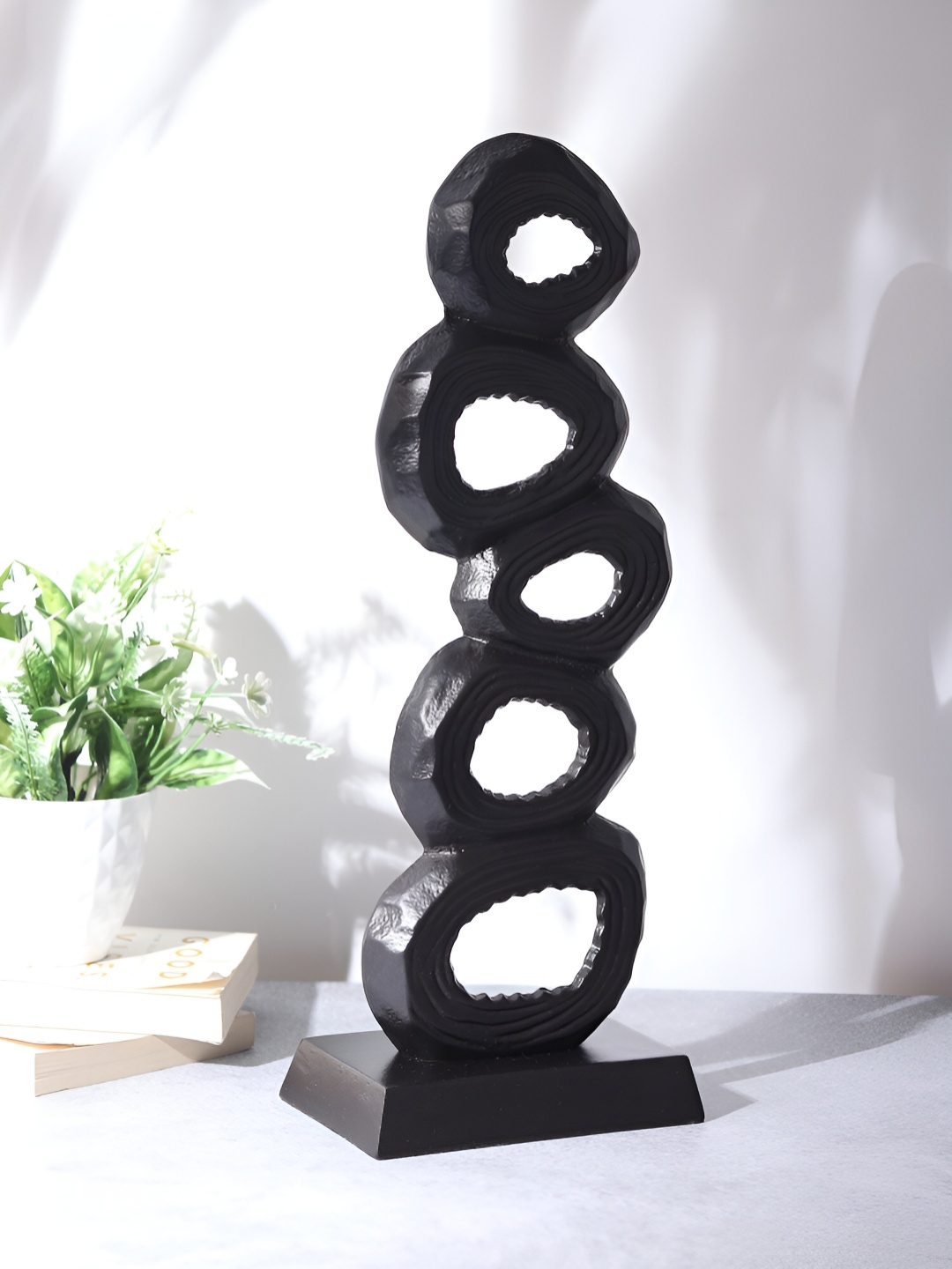 

Decor de Maison Black Metal Curio Showpiece