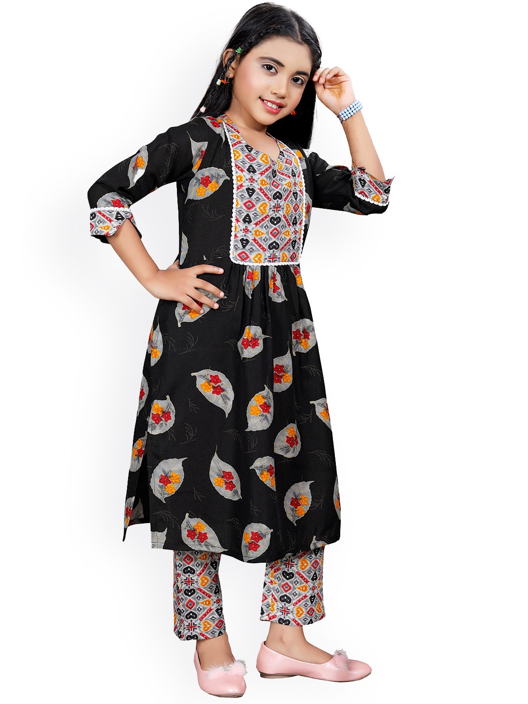 

SWAADHI Girls Floral Printed Straight Kurta with Trousers, Black