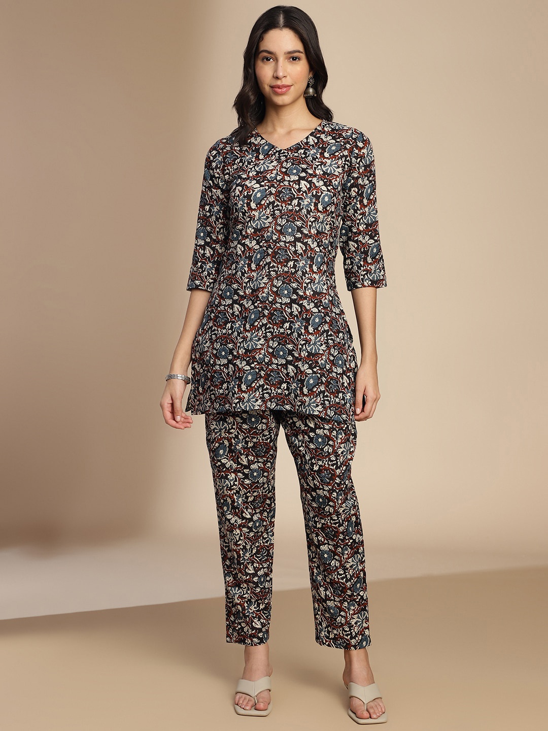 

HRITIKA Floral Printed V- Neck Top & Flared, Black