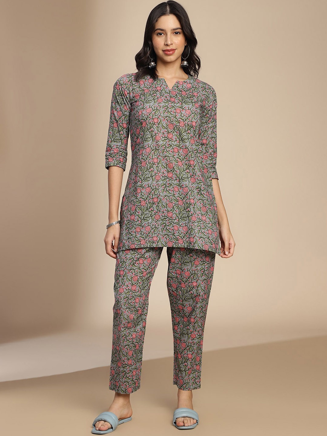 

HRITIKA Floral Printed Top With Trousers, Grey