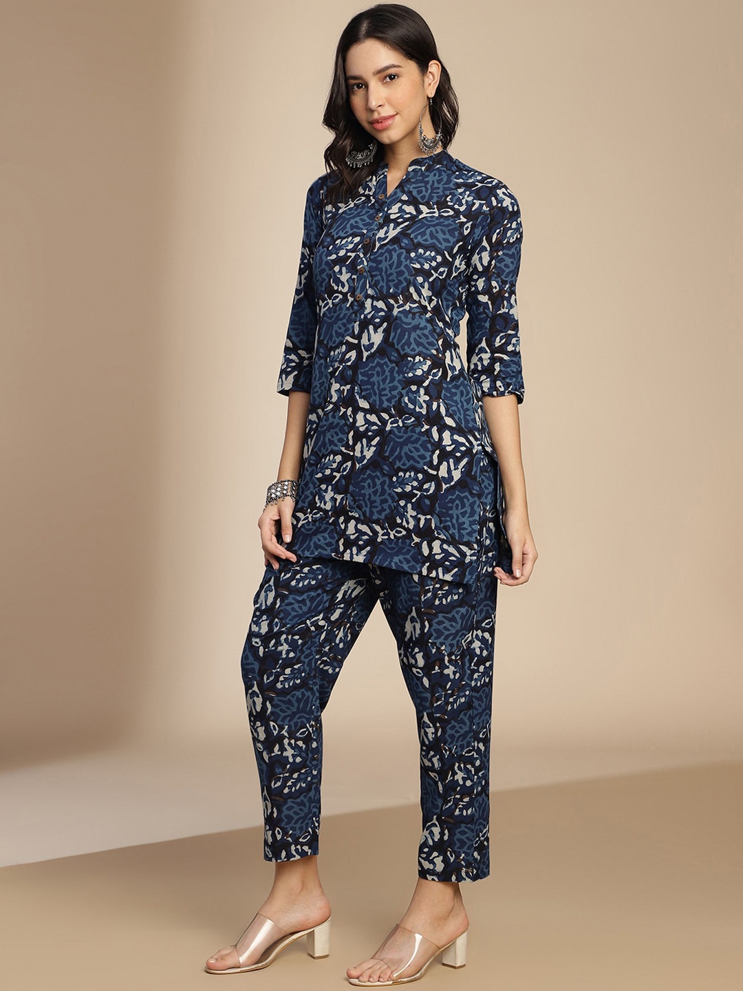

HRITIKA Floral Printed Mandarin Collar Top With Trousers, Navy blue