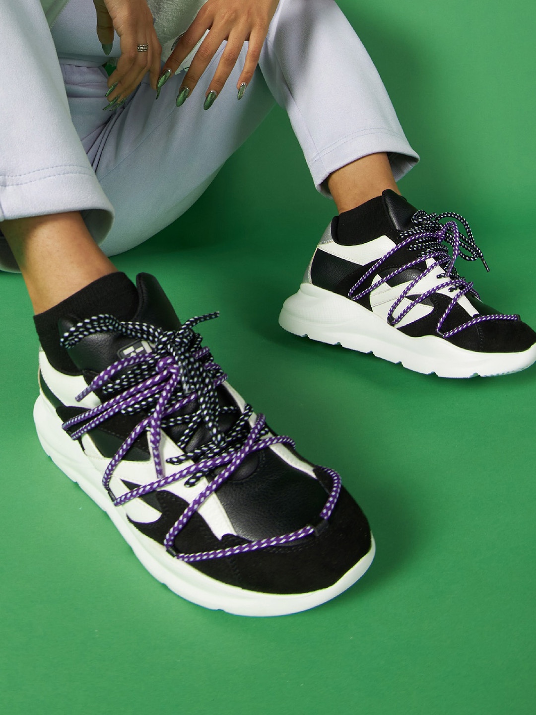 

7-10 Women Colourblocked Lace Up Sneakers, Black