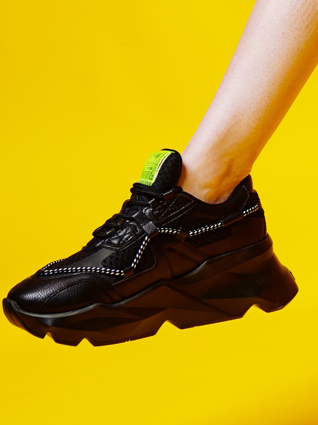 

7-10 Women Textured Sneakers, Black
