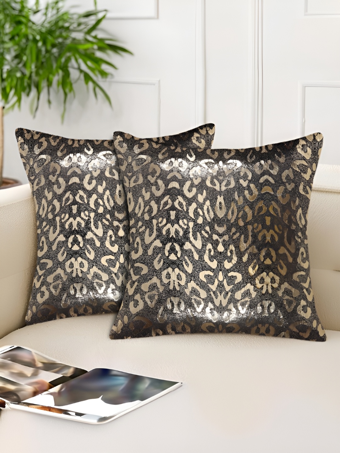 

Tesmare Black & Gold-Toned 2 Pcs Quirky Velvet Square Cushion Covers